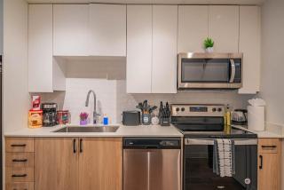 Calm Studio Modern High Rise DT, Pool, Gym, Parking - Phoenix - 4