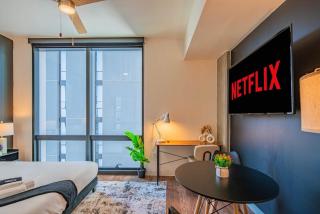 Calm Studio Modern High Rise DT, Pool, Gym, Parking - Phoenix - 5