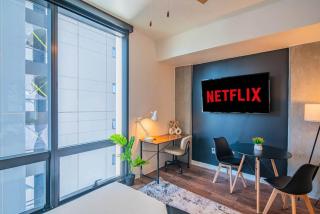 Calm Studio Modern High Rise DT, Pool, Gym, Parking - Phoenix - 2