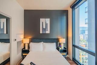 Calm Studio Modern High Rise DT, Pool, Gym, Parking - Phoenix - 1