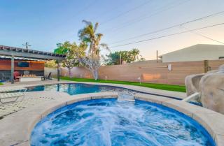 Salt Water Pool & Mini Golf Close to Downtown - Bonita - 1