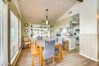 Steps to Beach Home with Deck in Galveston! - Galveston - 4