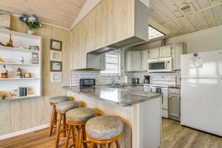 Steps to Beach Home with Deck in Galveston! - Galveston - 2