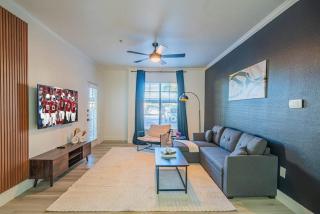 Cozy 1BD KingBed With Pool Hot Tub Gym Parking - Glendale - 0