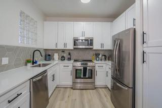 Cozy 1BD KingBed With Pool Hot Tub Gym Parking - Glendale - 8