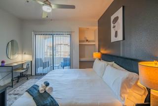 Elegant 1BD King Bed, Pool, Hot Tub, Gym, Parking - Glendale - 9