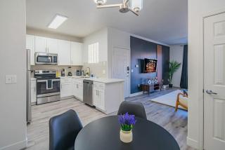 Elegant 1BD King Bed, Pool, Hot Tub, Gym, Parking - Glendale - 4