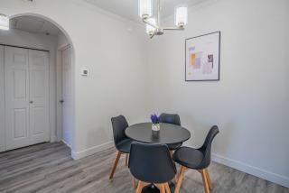 Elegant 1BD King Bed, Pool, Hot Tub, Gym, Parking - Glendale - 3