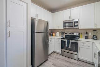 Elegant 1BD King Bed, Pool, Hot Tub, Gym, Parking - Glendale - 2