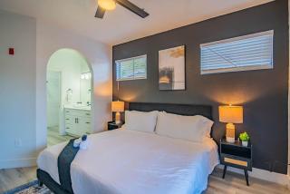 Stylish 2BD KingBed With Pool, Hot Tub, Gym, Parking - Glendale - 8