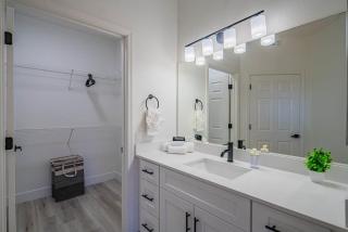 Stylish 2BD KingBed With Pool, Hot Tub, Gym, Parking - Glendale - 2