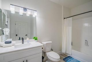 Stylish 2BD KingBed With Pool, Hot Tub, Gym, Parking - Glendale - 1