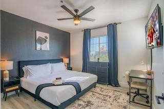 Relaxed 2BD King Bed Pool, Hot Tub, Gym, Parking - Glendale - 0