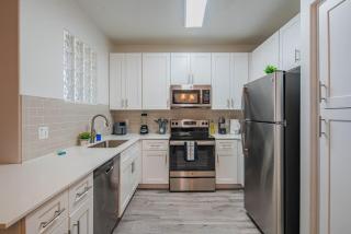 Convenient 1BD West Gate With Pool, Hot Tub, Gym, Parking - Glendale - 8