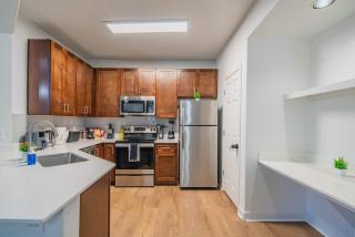 Lavish 3BD King Bed With Pool, Hot Tub, Gym, Parking - Glendale - 8