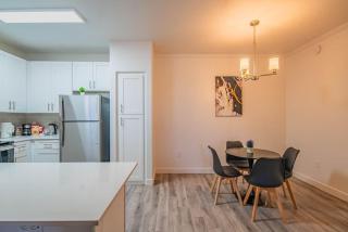 Convenient 1BD West Gate With Pool, Hot Tub, Gym, Parking - Glendale - 2