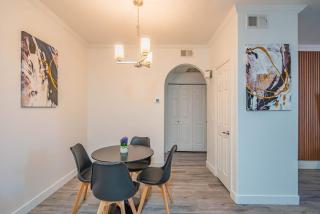 Convenient 1BD West Gate With Pool, Hot Tub, Gym, Parking - Glendale - 1