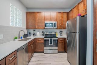 Deluxe 1BD King Bed Pool, Hot Tub, Gym, Parking - Glendale - 8