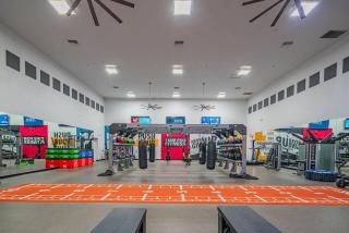 Deluxe 1BD King Bed Pool, Hot Tub, Gym, Parking - 1