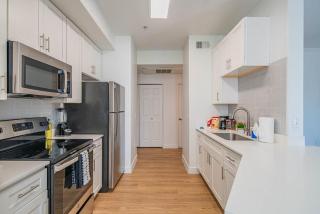 Chic 2BD King Bed with Pool, Hot Tub, Gym, Parking - Glendale - 8