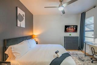 Chic 2BD King Bed with Pool, Hot Tub, Gym, Parking - Glendale - 2