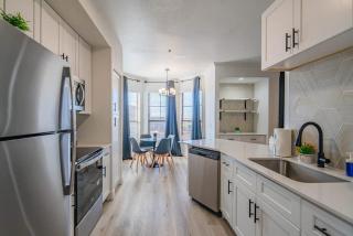 Charming 2B King Bed with Pool Hot Tub, Gym, Parking - Glendale - 9