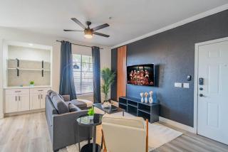 Charming 2B King Bed with Pool Hot Tub, Gym, Parking - Glendale - 5