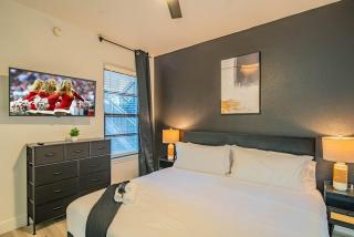 Charming 2B King Bed with Pool Hot Tub, Gym, Parking - Glendale - 4