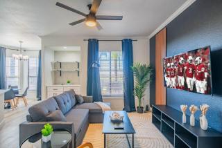 Charming 2B King Bed with Pool Hot Tub, Gym, Parking - Glendale - 1