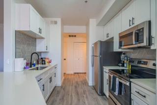 Amiable 2BD King Bed with Pool, Hot Tub, Gym, Parking - Glendale - 8