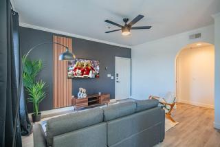 Amiable 2BD King Bed with Pool, Hot Tub, Gym, Parking - Glendale - 5