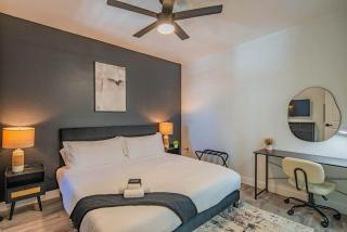 Amiable 2BD King Bed with Pool, Hot Tub, Gym, Parking - Glendale - 2