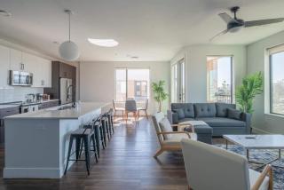 Spacious 2BD - Pool, Gym, Parking, W-D - Sleeps 6 - Tempe - 0