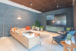 Spacious 2BD - Pool, Gym, Parking, W-D - Sleeps 6 - 9