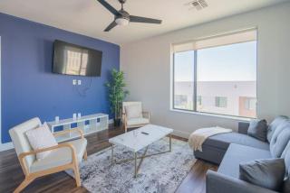 Posh 2BD - Pool, Gym, Parking, W-D - Sleeps 6 - Tempe - 0