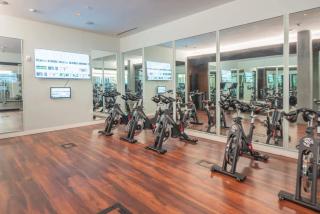 Stylish 1BD - Pool, Gym, Parking, W-D - Sleeps 4 - 8