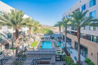 Spotless 1BD - Pool, Gym, Parking, W-D - Sleeps 4 - 4