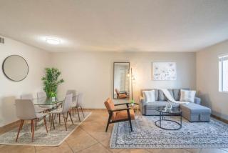 Spacious 2BD - Parking, Gym, Pool - Sleep 8 - 5Min Casino - Scottsdale - 9