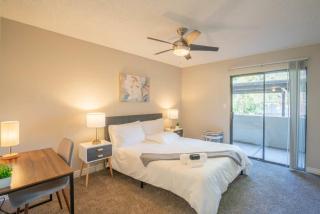 Cozy 2BD - Parking, Gym, Pool - Sleeps 8 - 5 Min Casino - 6