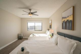 Modern 2BD - Parking, Gym, Pool - Sleeps 8 - 5 Min Casino - Scottsdale - 1