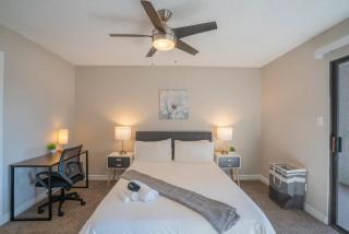 Stylish 2BD - Parking, Gym, Pool - Sleep 8 - 5 Min Casino - Scottsdale - 2