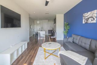 Beautiful 1BD - Pool, Gym, Parking, W-D - Sleeps 4 - 2