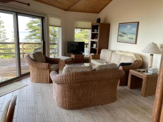 Octagon Beach House by Leavetown Vacations - - 8