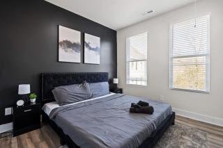 Luxurious King 3BR Townhouse Mins to Uptown CLT! - 0