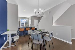 Luxurious King 3BR Townhouse Mins to Downtown! - Raleigh - 1