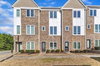 Luxurious King 3BR Townhouse Mins to Downtown! - Raleigh - 0