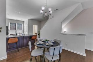 Upscale King 3BR Townhouse Mins to Downtown! - Raleigh - 9