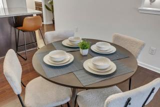 Upscale King 3BR Townhouse Mins to Downtown! - Raleigh - 3
