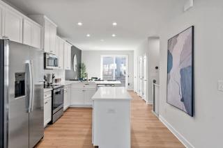Luxurious King 3BR Townhouse Mins to Uptown CLT! - Charlotte - 2