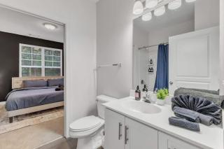 Upscale King 2BR Suite Mins to Downtown Raleigh! - Cary - 3